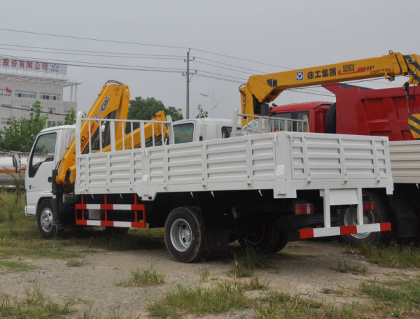 Isuzu Telescoping 3.2 Ton Truck Mounted Crane