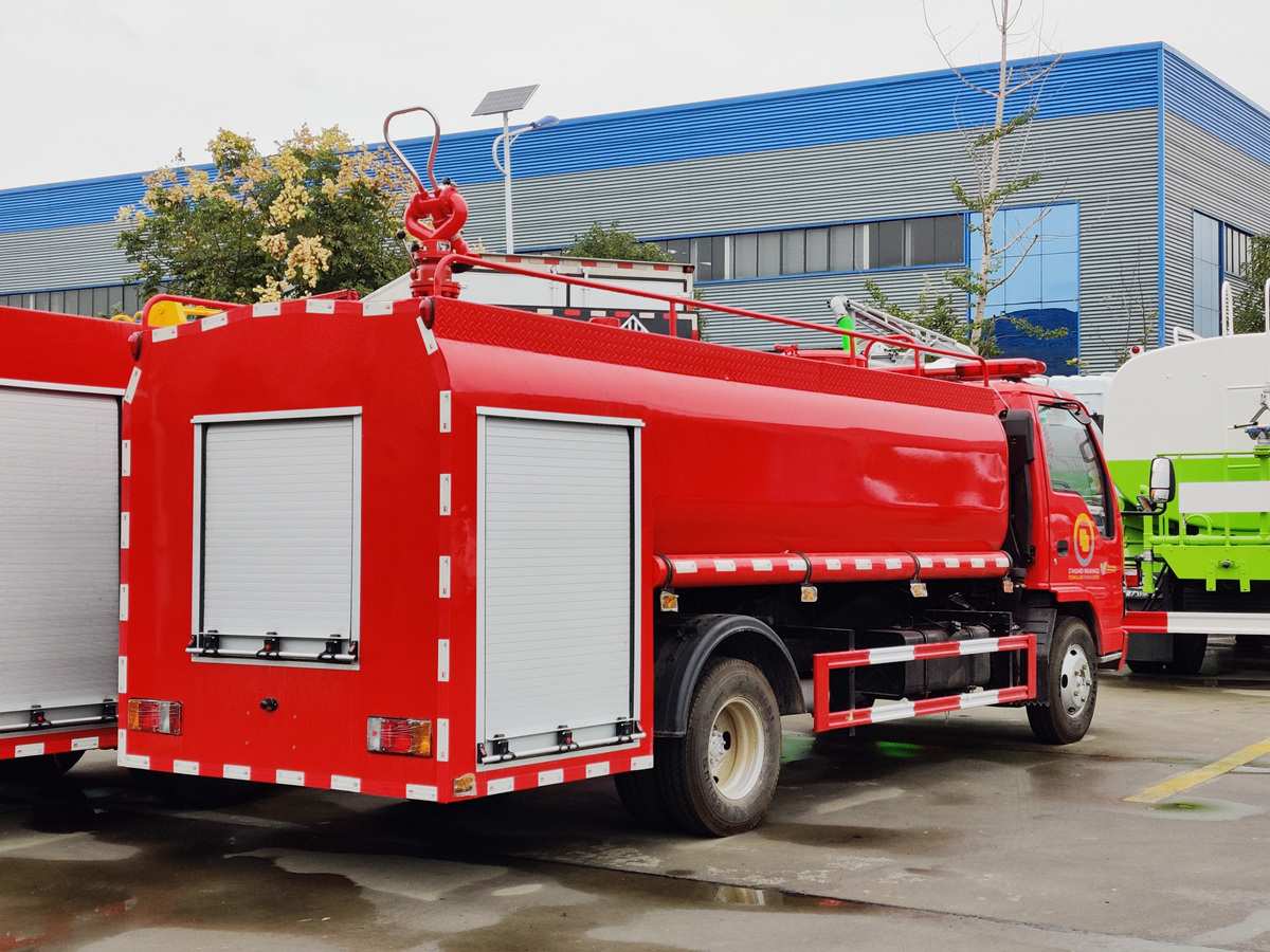 Филиппинский водоспасательный пожарный аппарат производства Isuzu