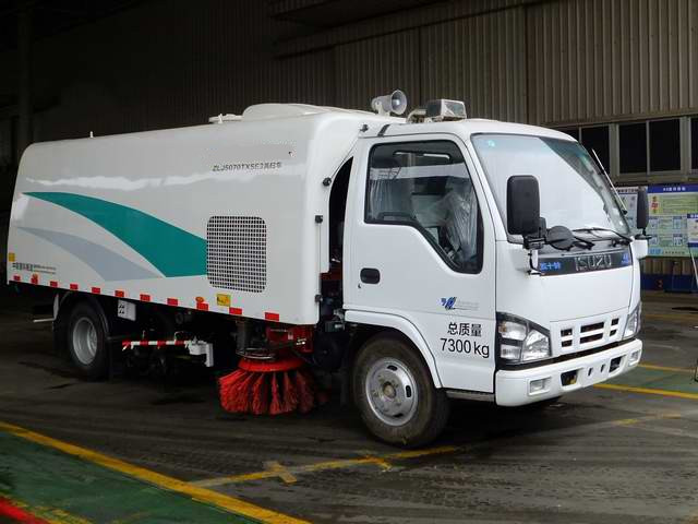 7300 кг общего веса Isuzu бренда уборки дорог санитарии дорога потрясающим грузовик