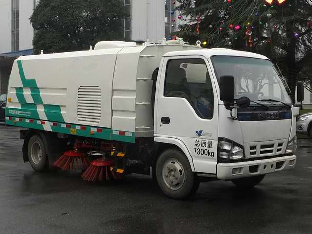 quality Japanese Isuzu UD road sweeper truck for sale
