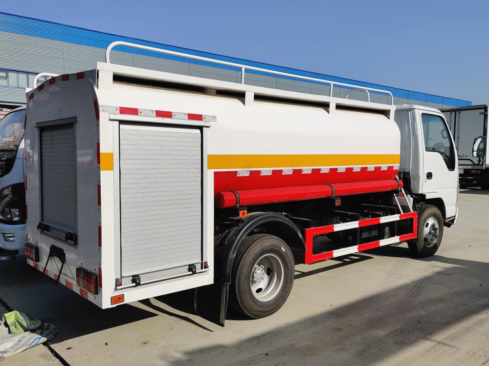 Автоцистерны Isuzu для пожарно-спасательных служб.