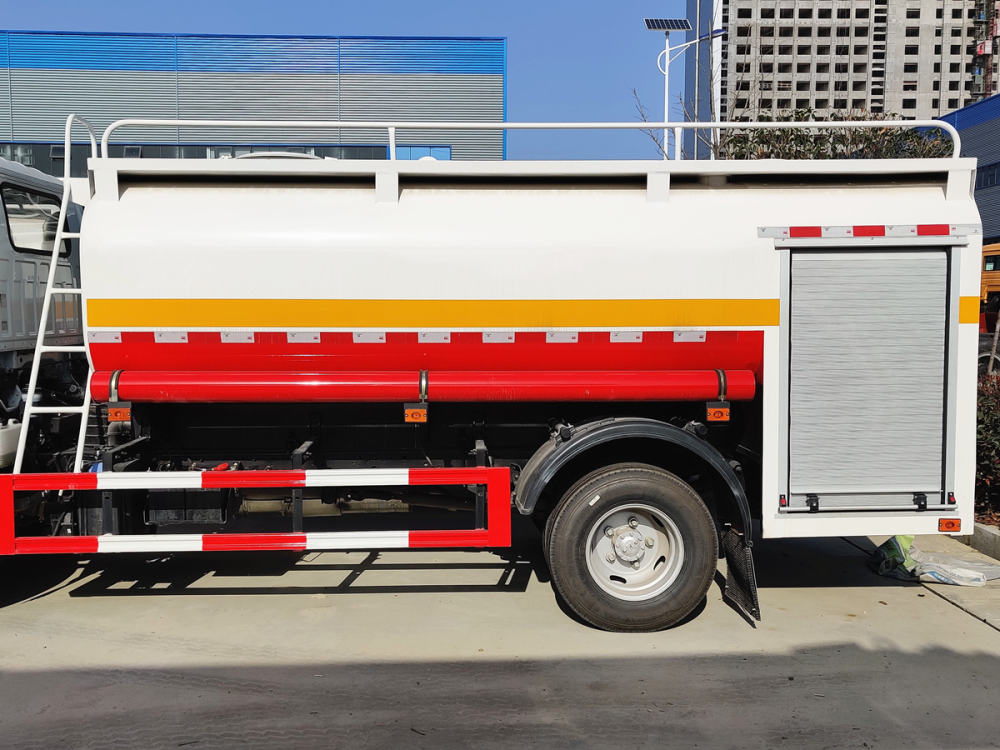 Автоцистерны Isuzu для пожарно-спасательных служб.