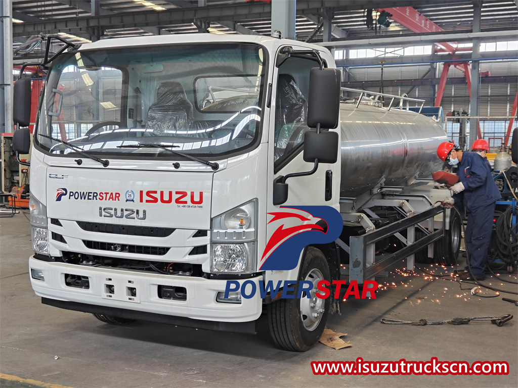 Поливочная машина Isuzu 6000L.