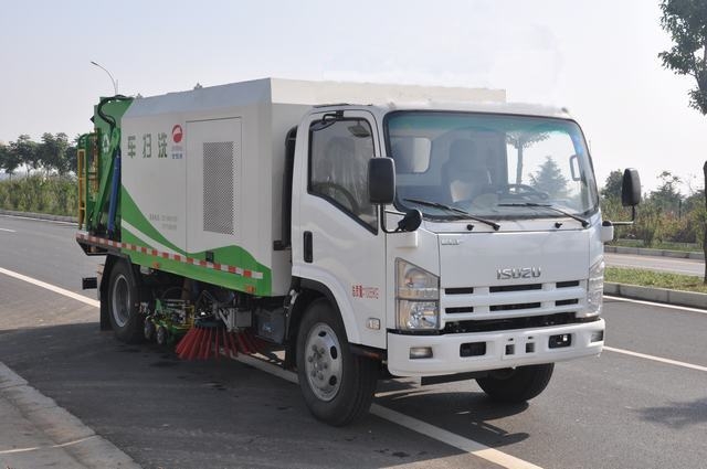 4x2 Isuzu vacuum sweeper truck , small suction vehicles