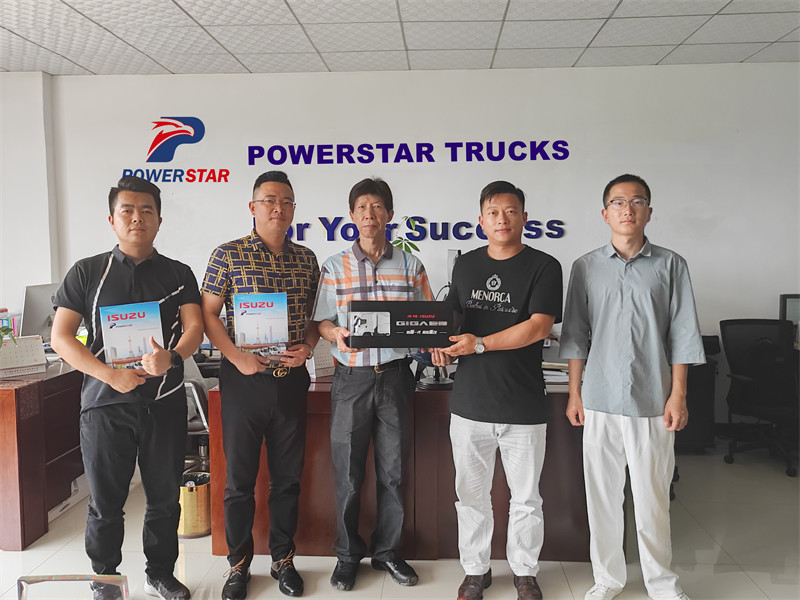 Клиент из Юго-Восточной Азии посетил POWERSTAR, чтобы купить автокраны ISUZU