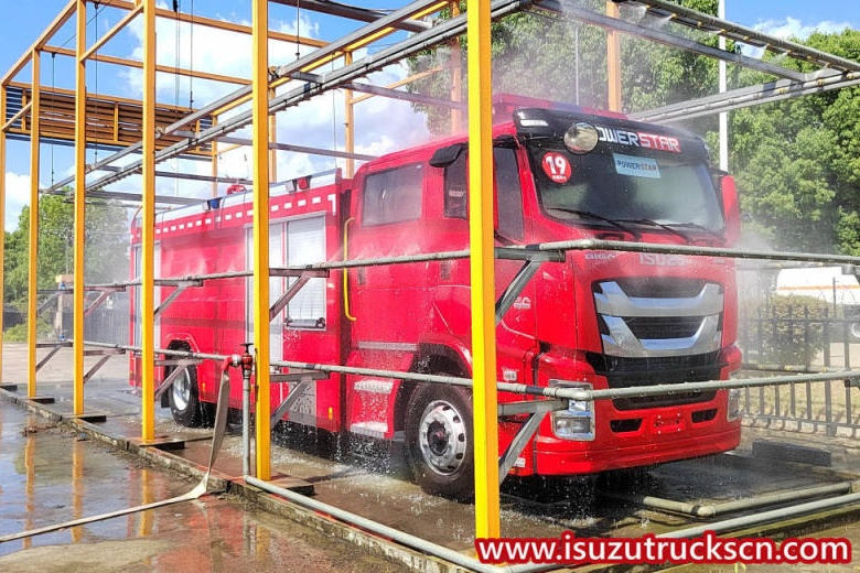 Пенно-водяной пожарный двигатель ISUZU GIGA прошел испытания под дождем
    